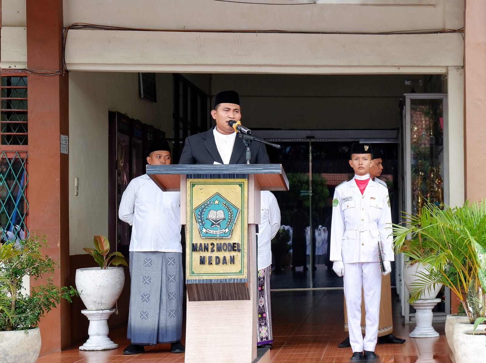 Semarakkan Hari Santri, MAN 2 Model Medan Gelar Upacara | Welcome to